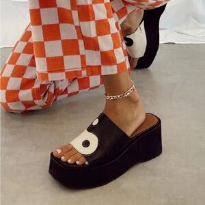 NWT - Princess Polly - JONI SANDALS ALL BLACK / BEIGE